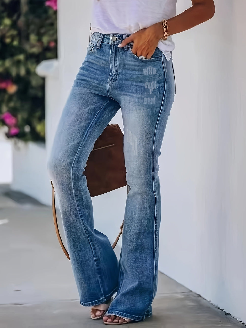 Femme portant Jean flare Elvena | Jean flare extensible taille mi - basse