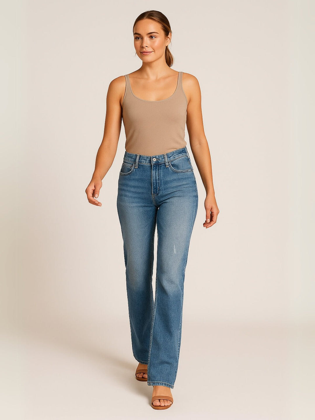 Femme portant Jean flare Elvena | Jean flare extensible taille mi - basse