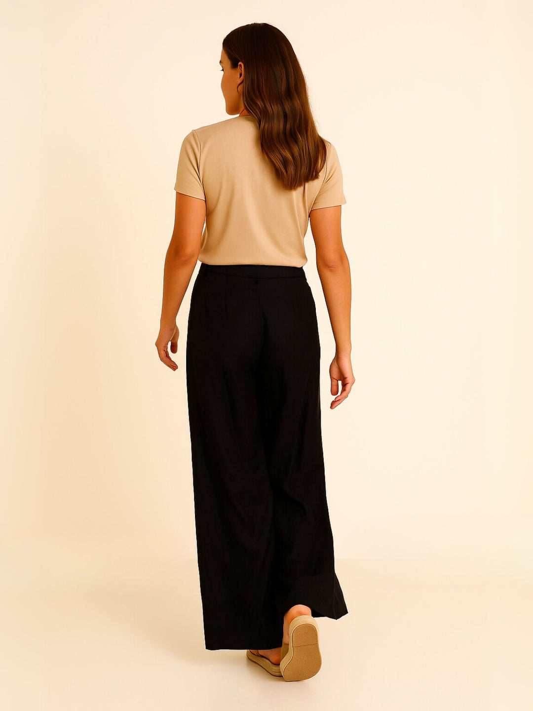 Femme portant Pantalon en lin Elyanna | Pantalon fluide en lin léger