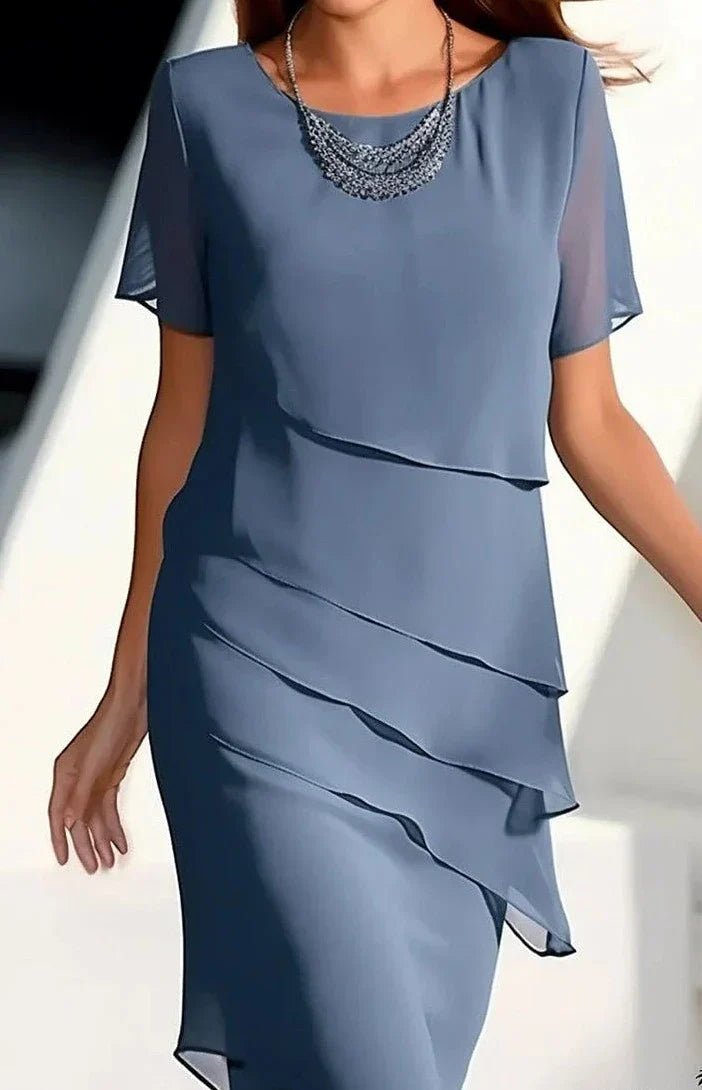 Femme portant Robe de soirée Elyndra | Robe Midi Élégante