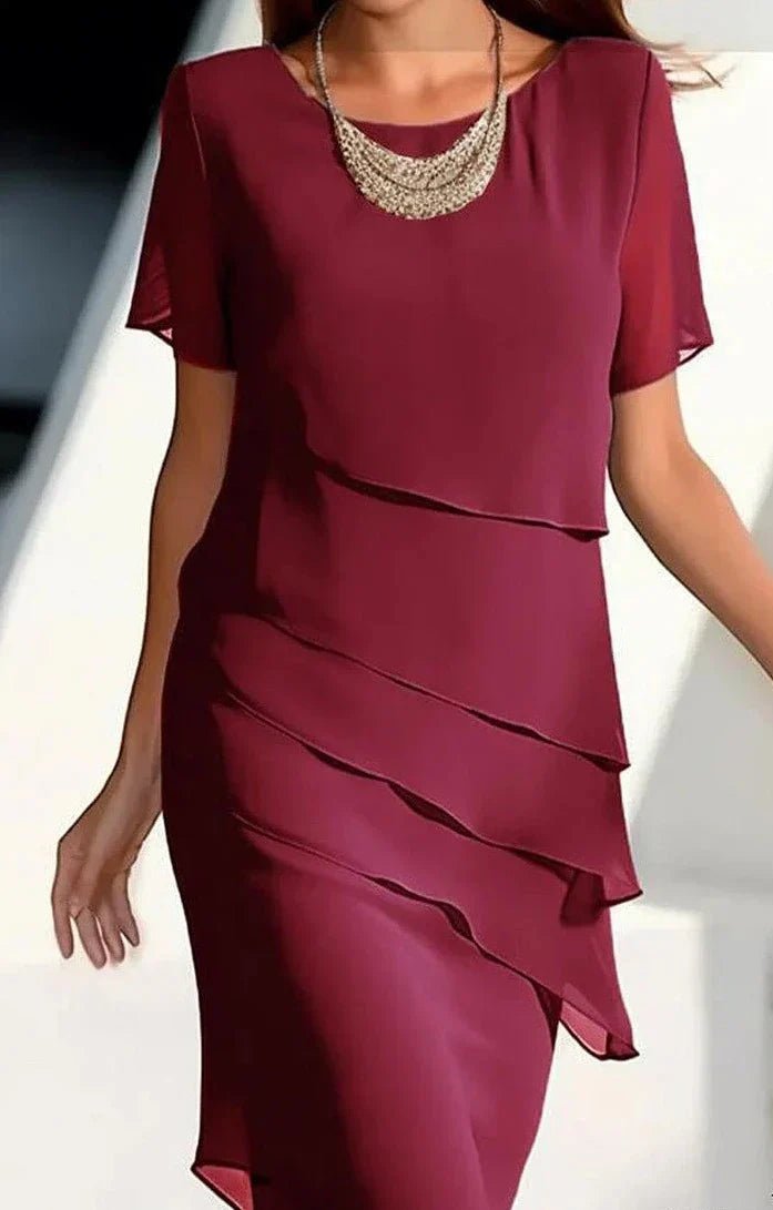 Femme portant Robe de soirée Elyndra | Robe Midi Élégante