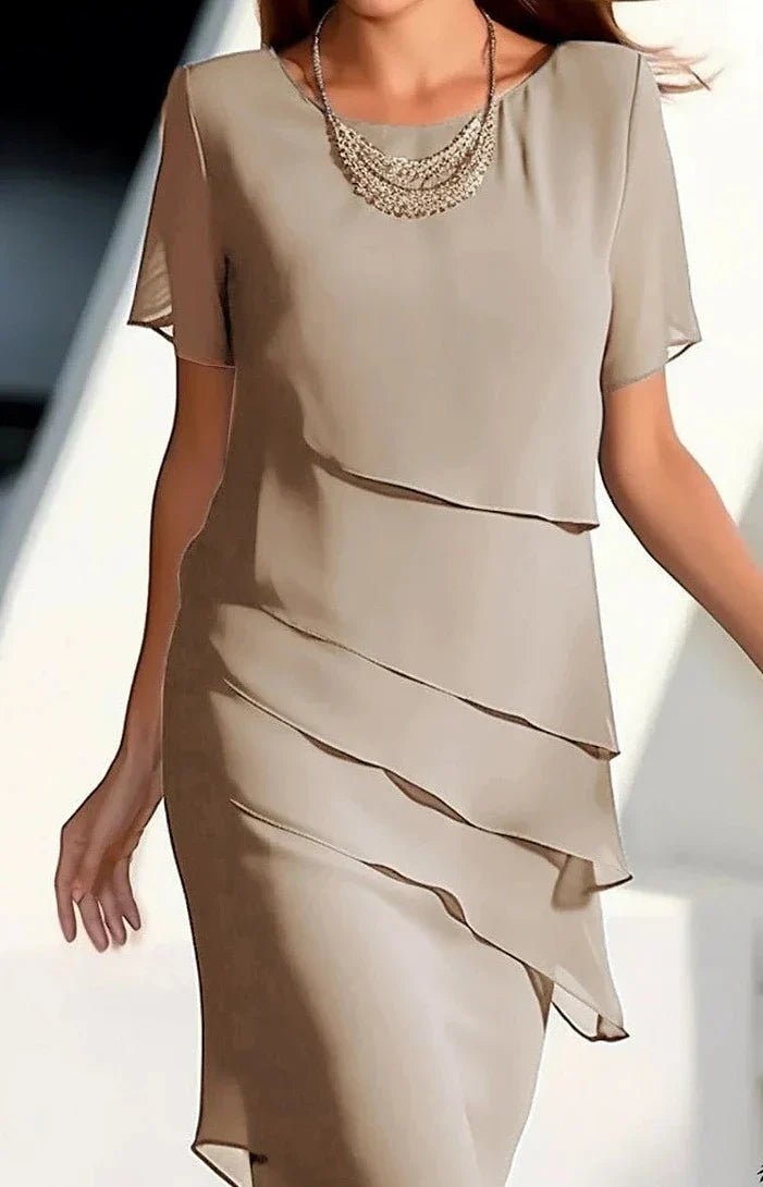 Femme portant Robe de soirée Elyndra | Robe Midi Élégante