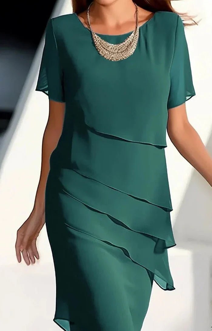 Femme portant Robe de soirée Elyndra | Robe Midi Élégante
