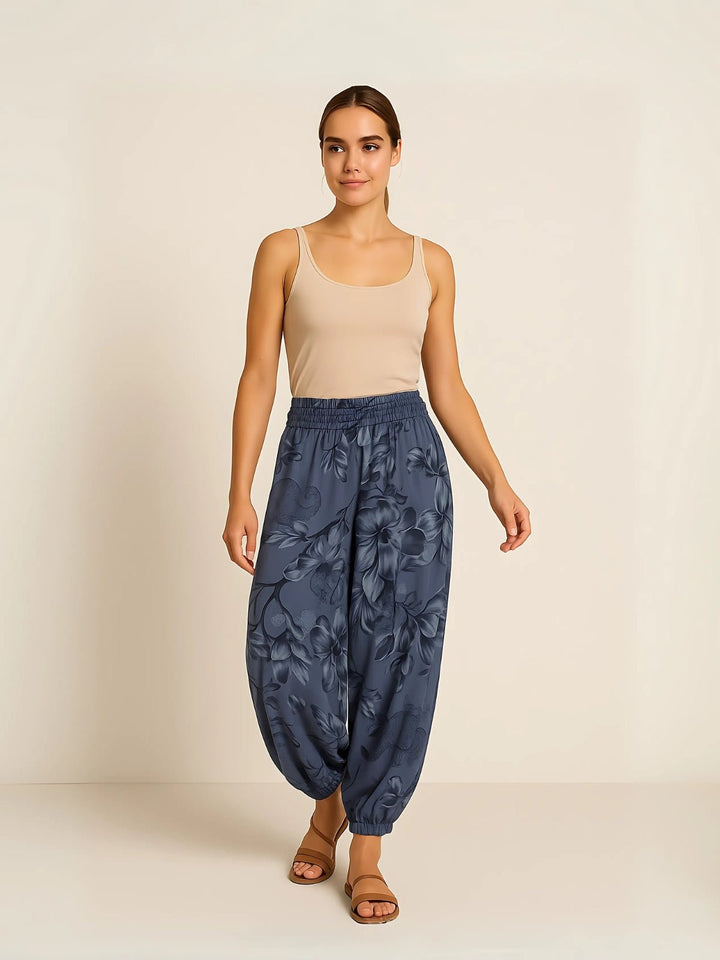 Femme portant Sarouel Elyrane | Sarouel fleuri bohème et léger