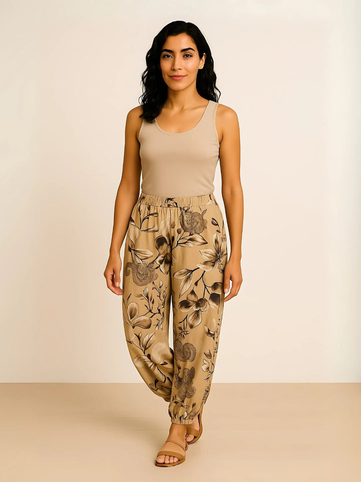 Femme portant Sarouel Elyrane | Sarouel fleuri bohème et léger