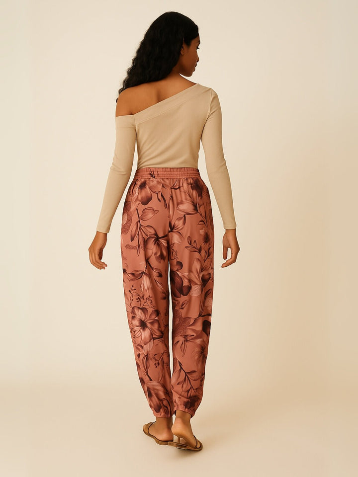 Femme portant Sarouel Elyrane | Sarouel fleuri bohème et léger