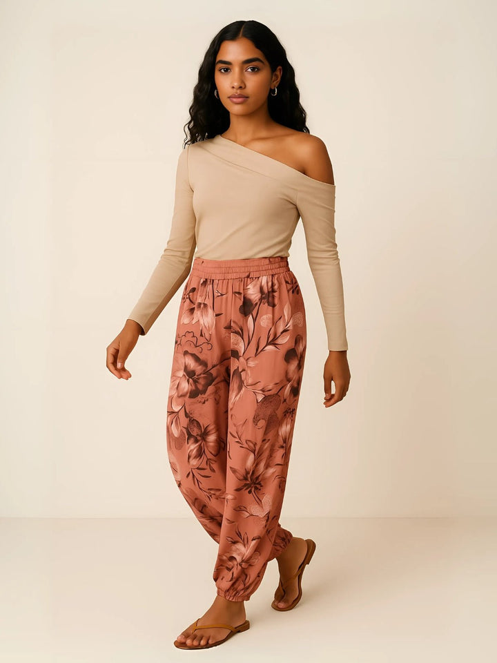 Femme portant Sarouel Elyrane | Sarouel fleuri bohème et léger