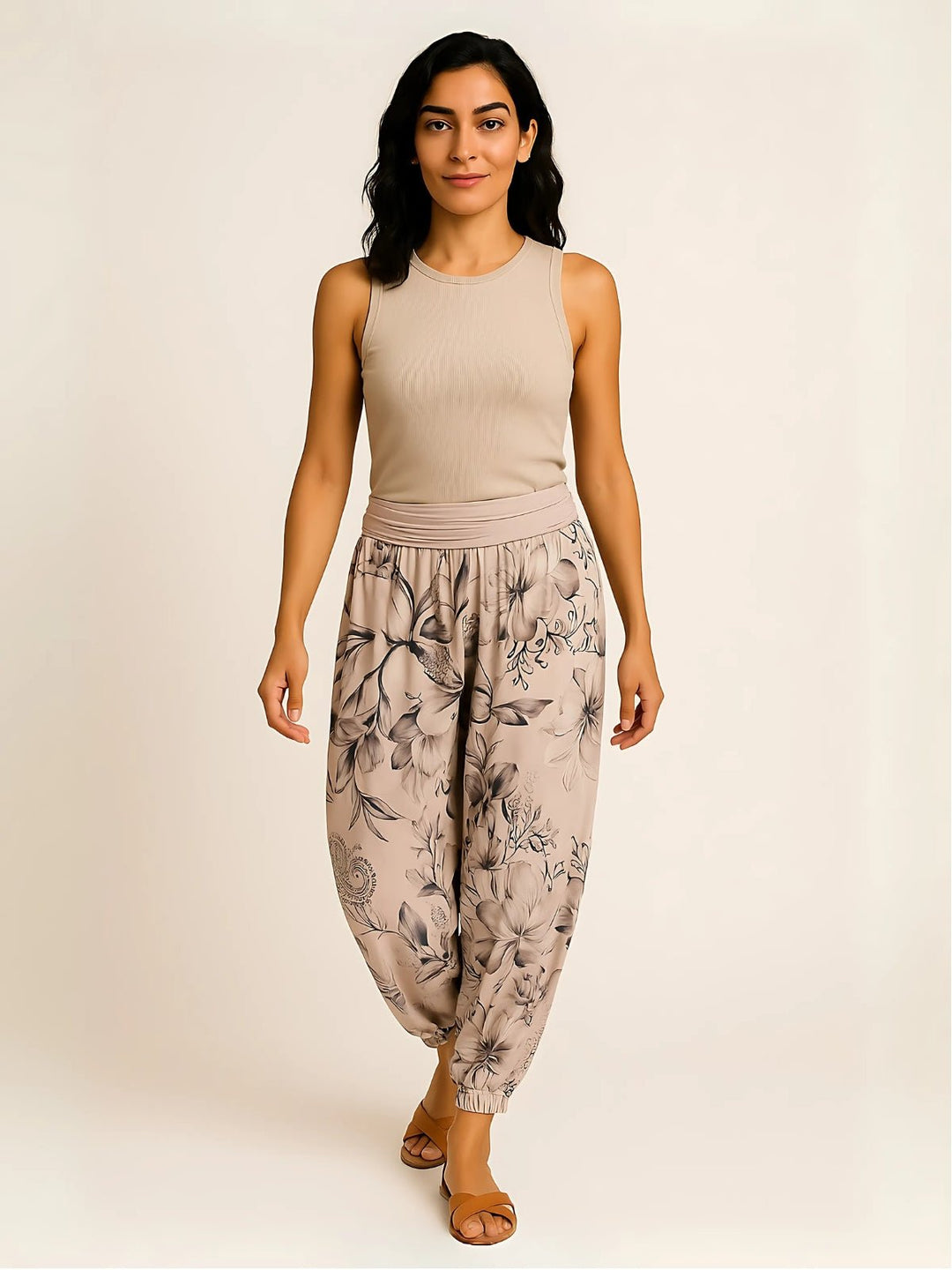 Femme portant Sarouel Elyrane | Sarouel fleuri bohème et léger