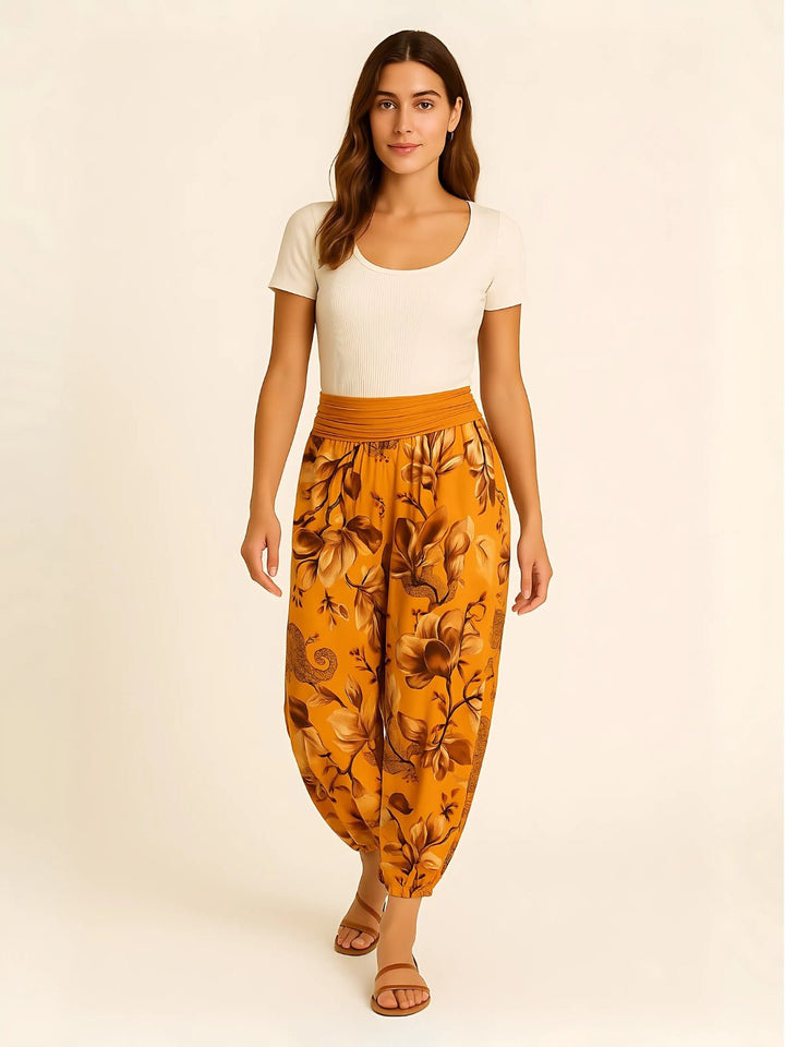 Femme portant Sarouel Elyrane | Sarouel fleuri bohème et léger