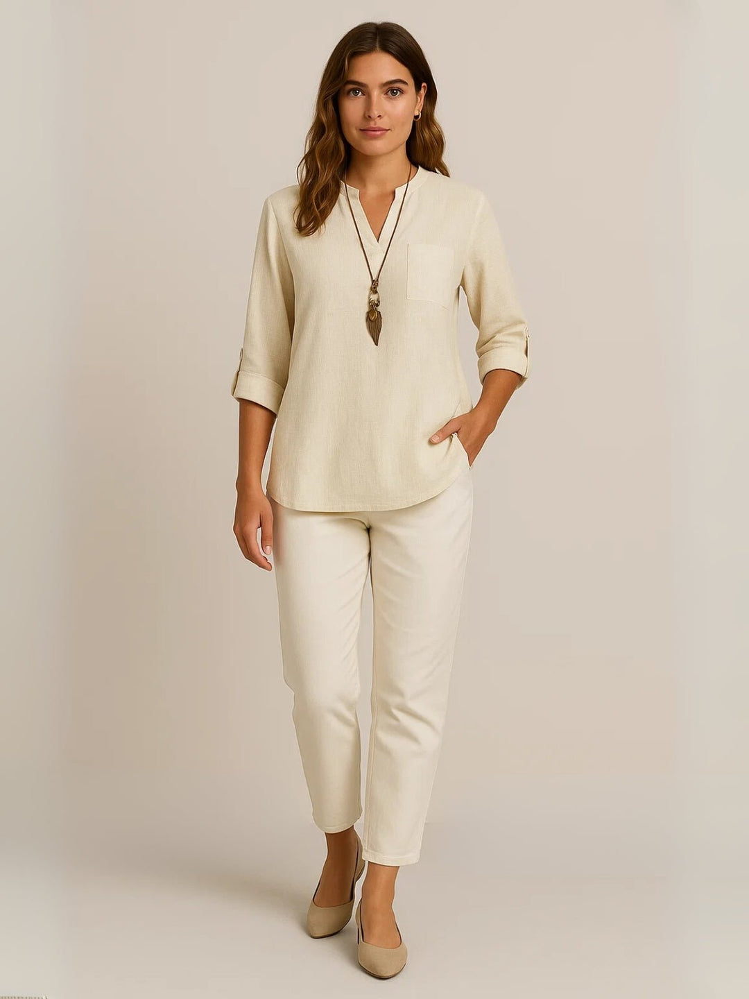 Femme portant Blouse Élyzanne | Blouse fluide à col V boutonné