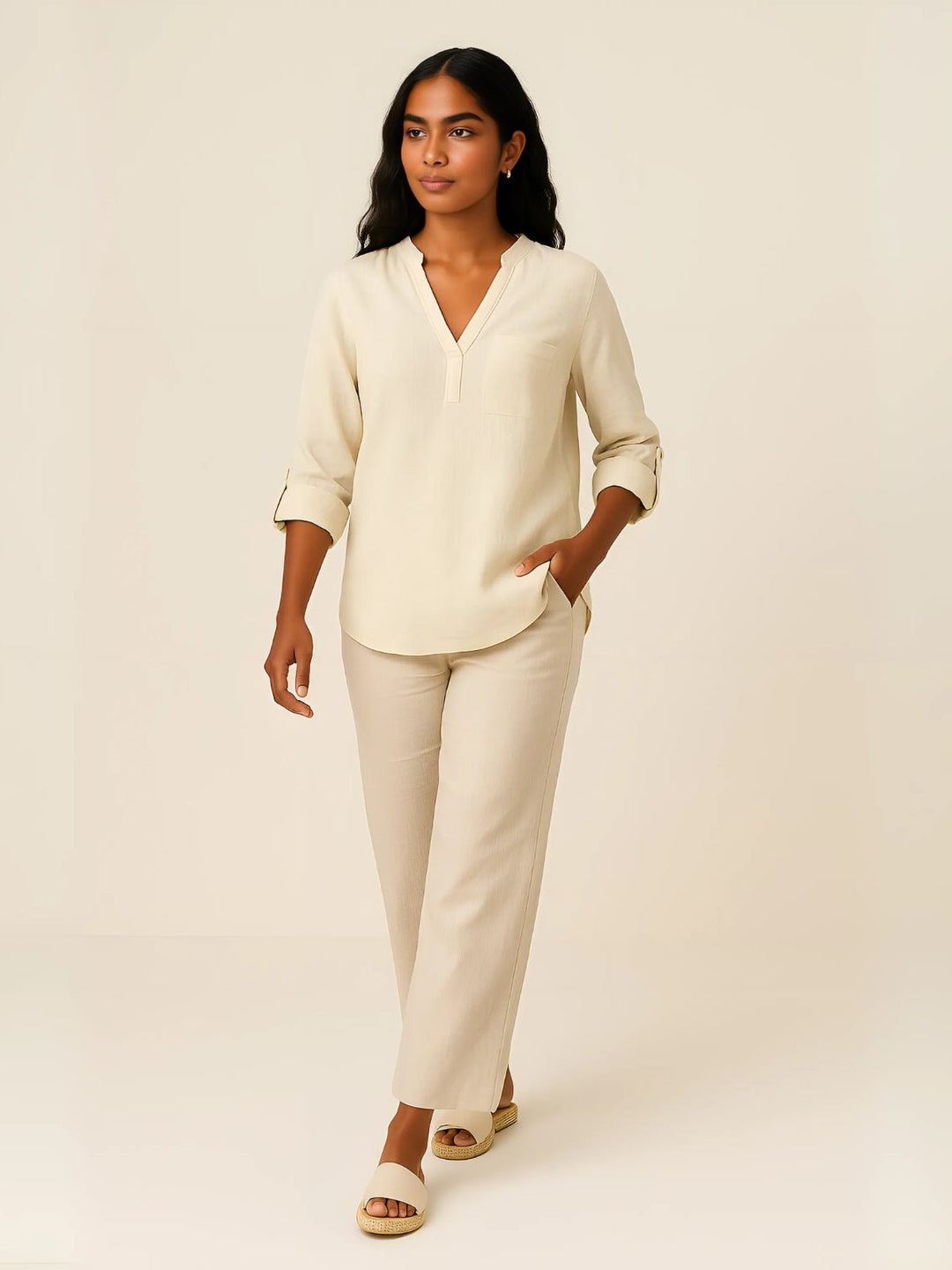 Femme portant Blouse Élyzanne | Blouse fluide à col V boutonné