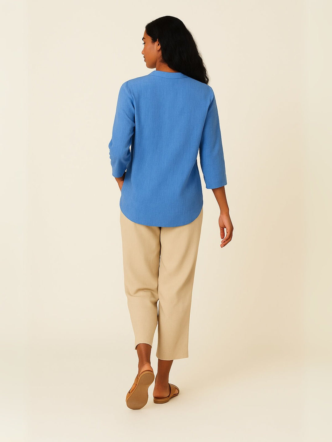 Femme portant Blouse Élyzanne | Blouse fluide à col V boutonné