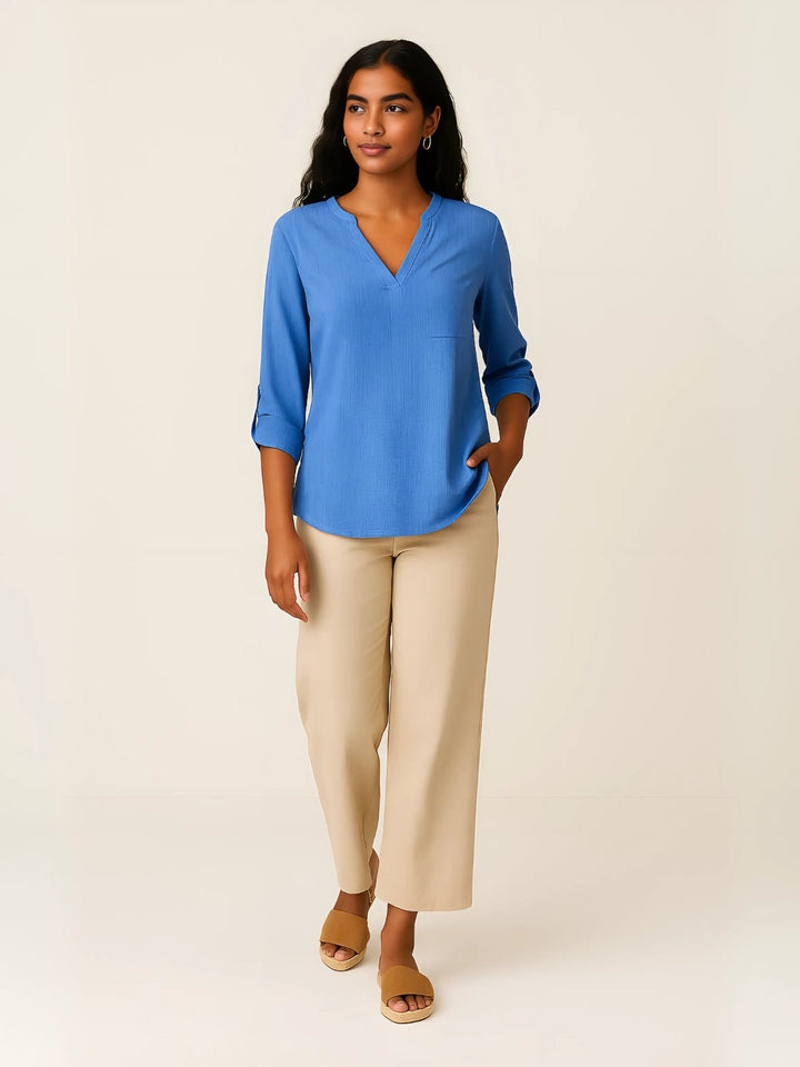 Femme portant Blouse Élyzanne | Blouse fluide à col V boutonné
