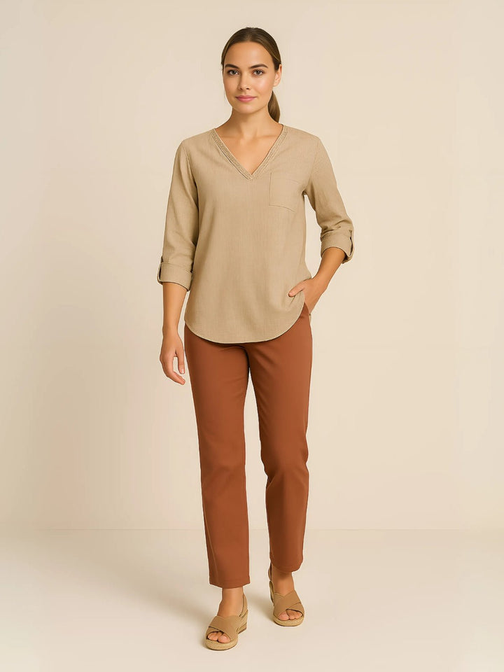 Femme portant Blouse Élyzanne | Blouse fluide à col V boutonné