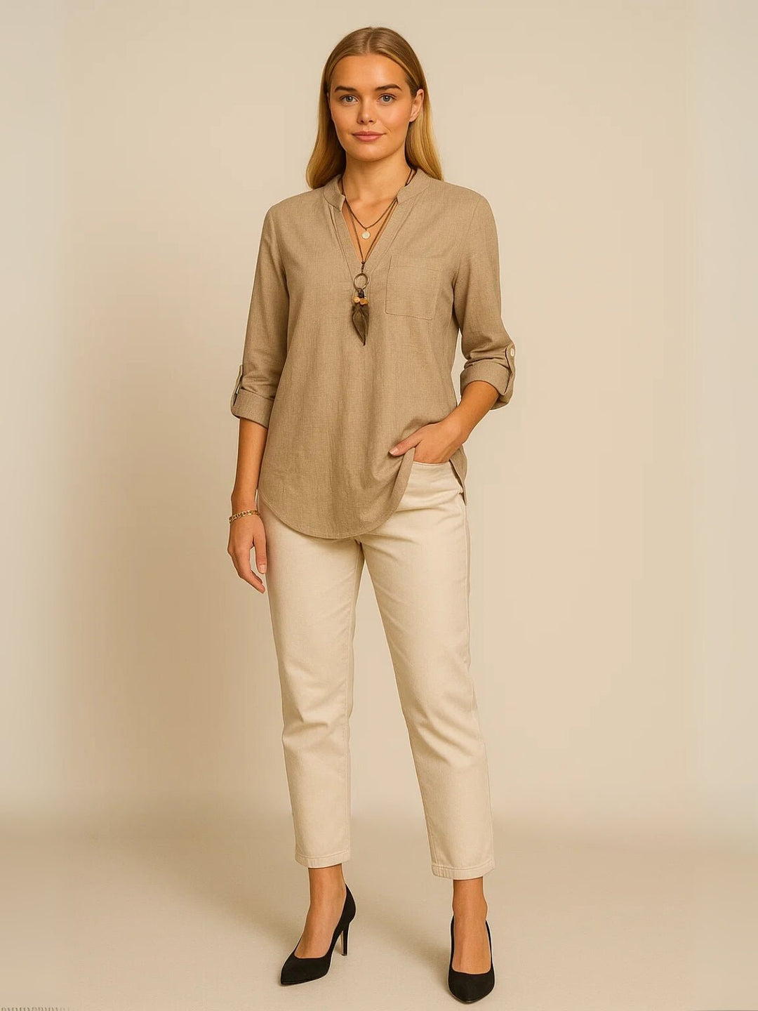 Femme portant Blouse Élyzanne | Blouse fluide à col V boutonné