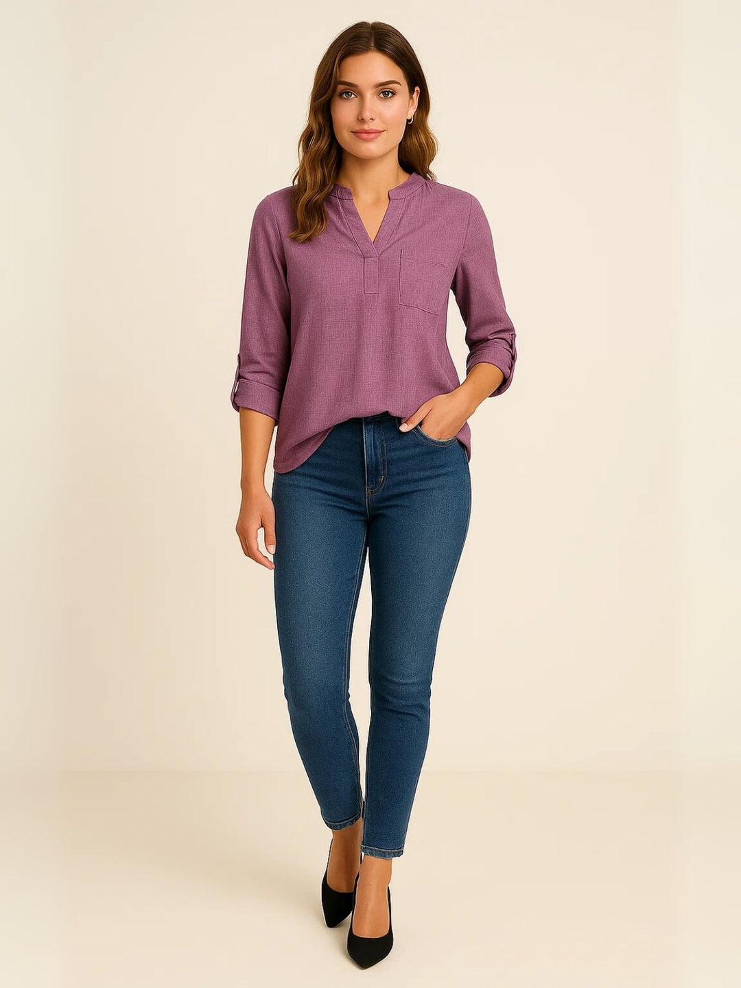 Femme portant Blouse Élyzanne | Blouse fluide à col V boutonné