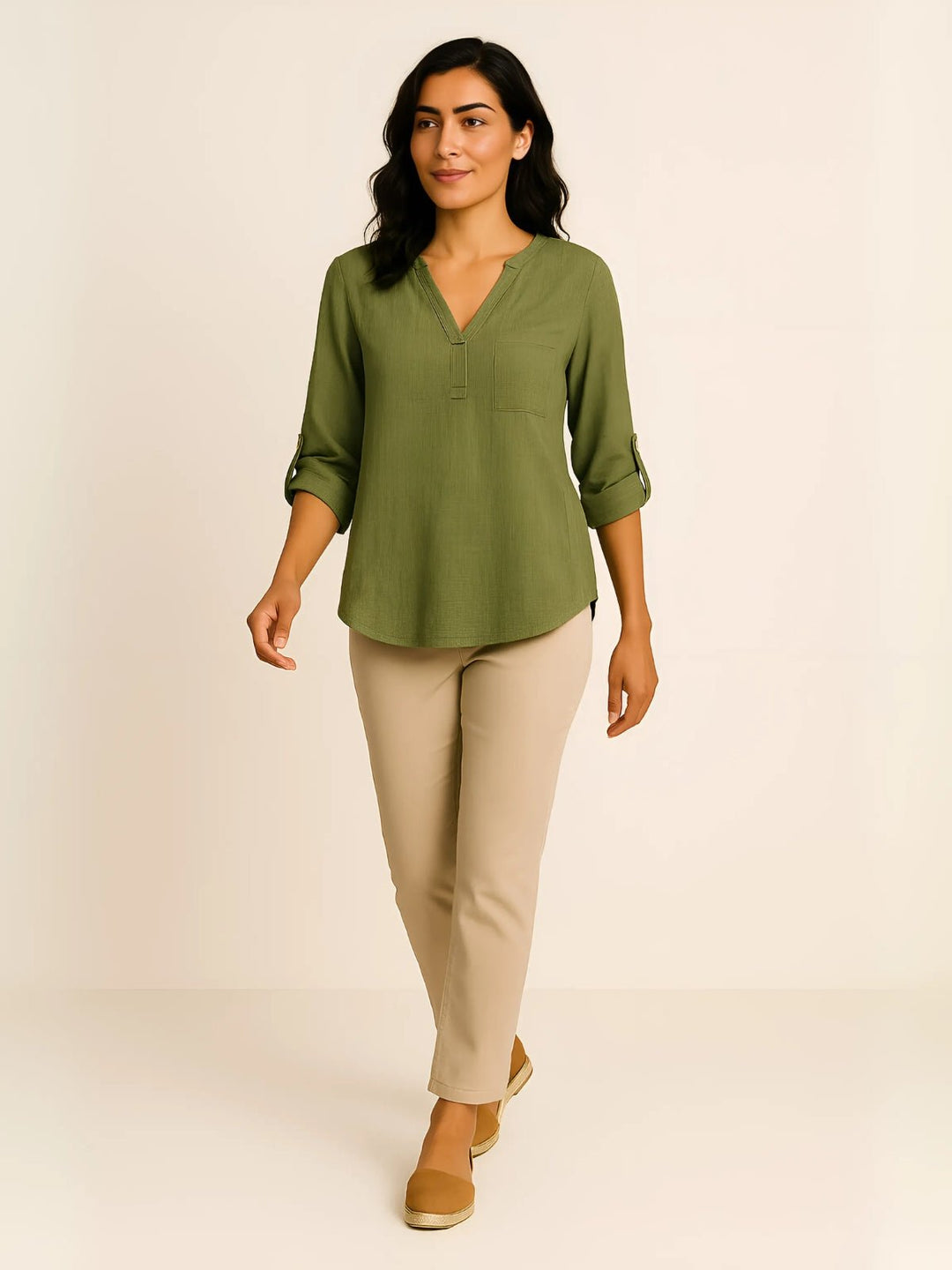 Femme portant Blouse Élyzanne | Blouse fluide à col V boutonné
