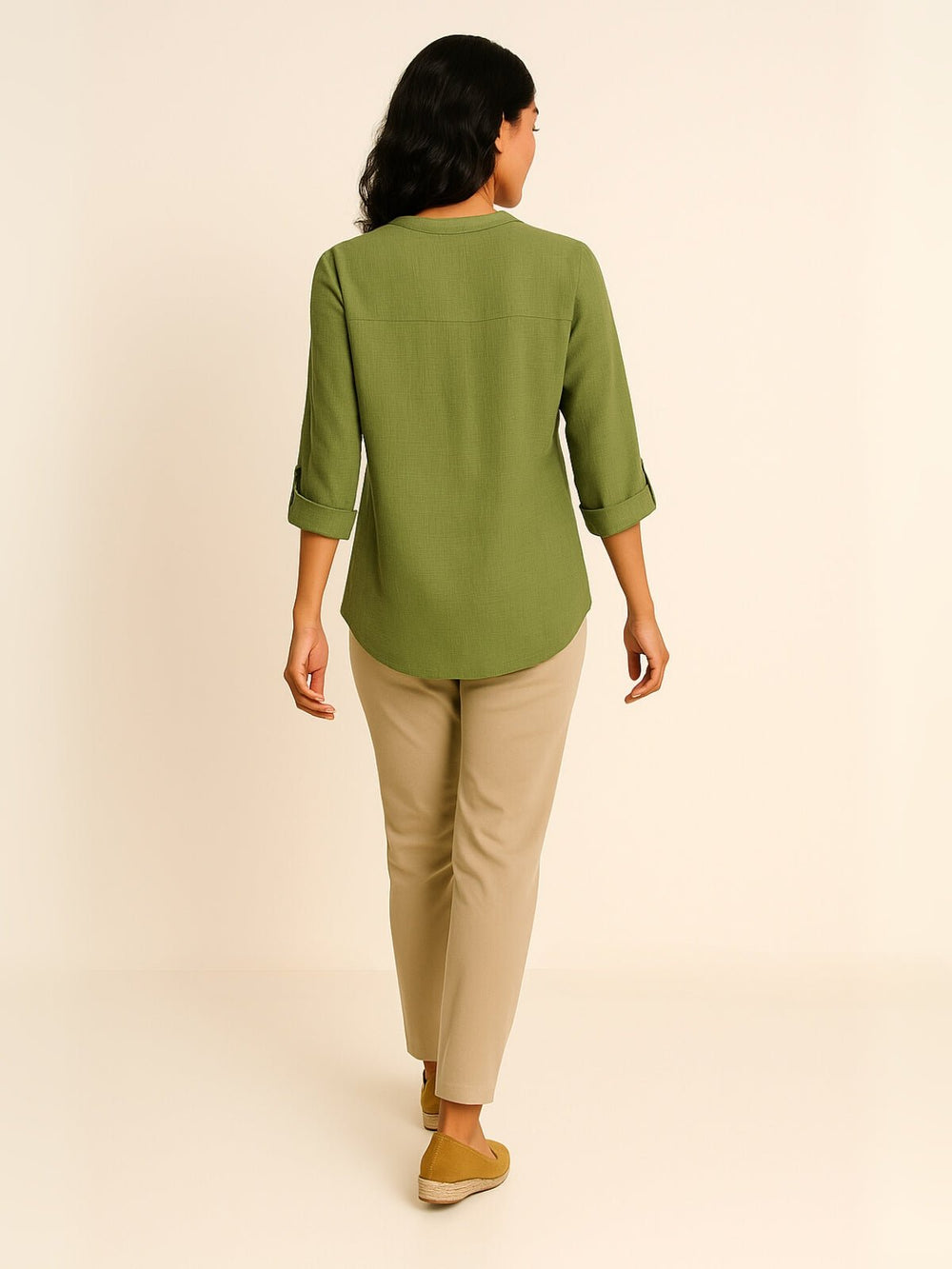Femme portant Blouse Élyzanne | Blouse fluide à col V boutonné