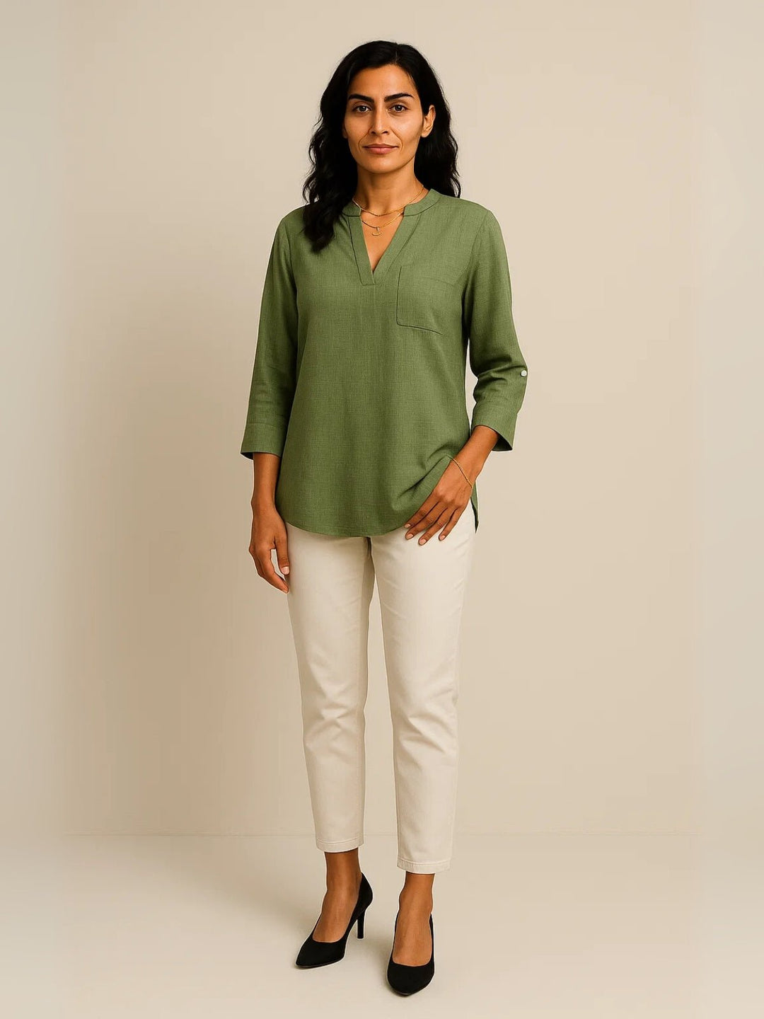 Femme portant Blouse Élyzanne | Blouse fluide à col V boutonné