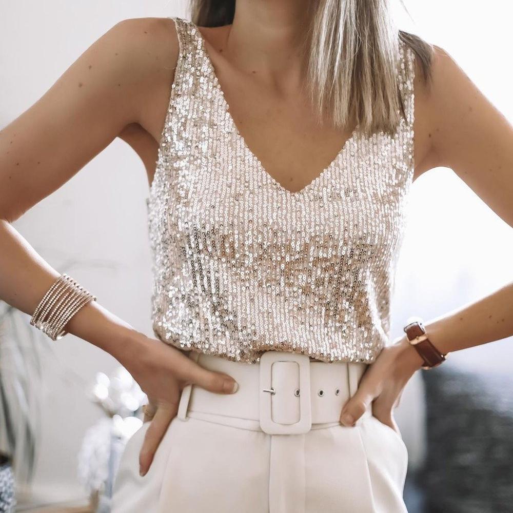 Femme portant Tops Esme | Haut Cami Éclatant Pour Femme | Beige