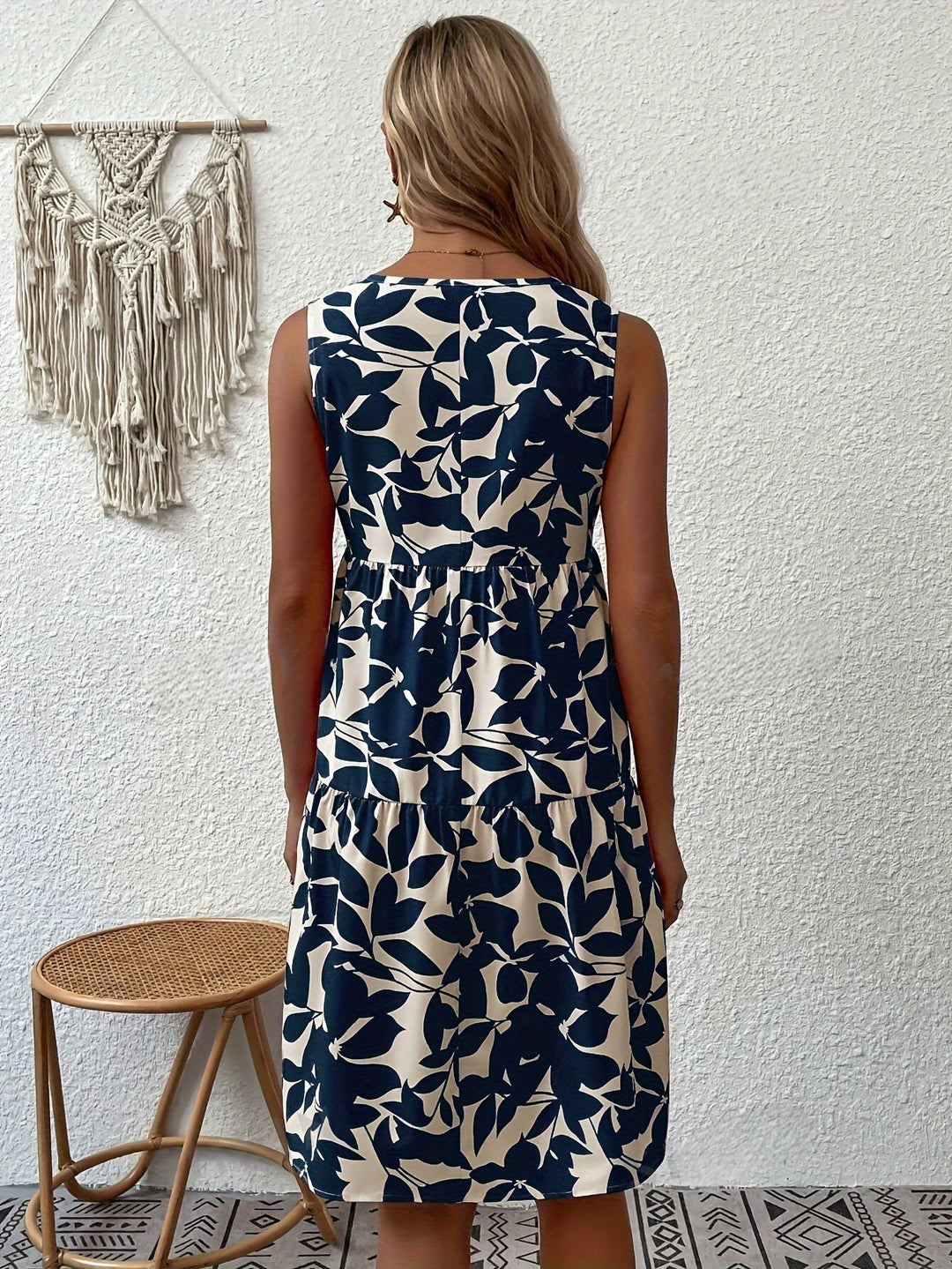 Femme portant Robes Isalynn | Robe courte élégante sans manches pour femme