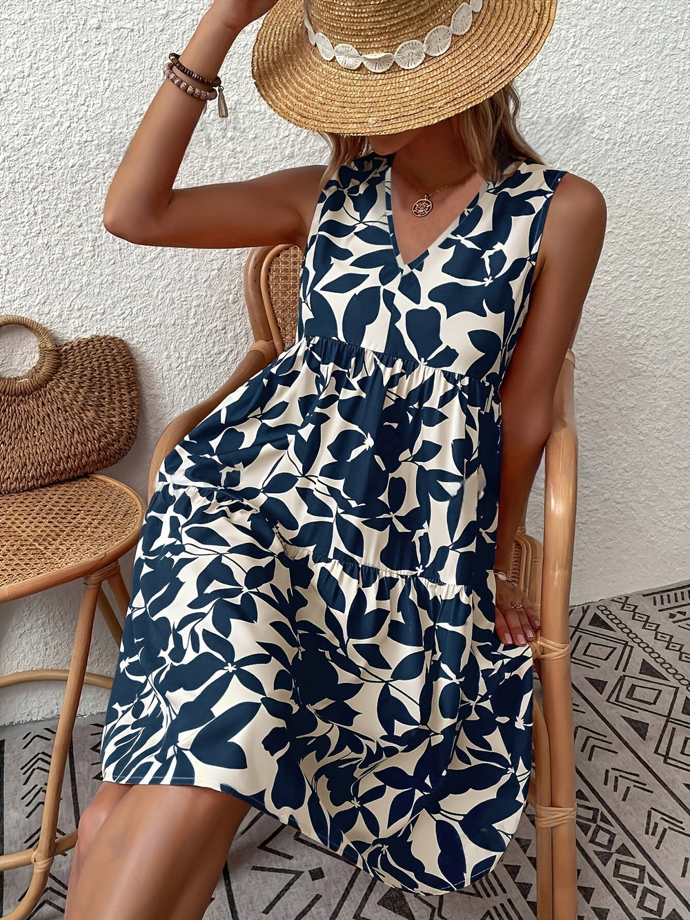 Femme portant Robes Isalynn | Robe courte élégante sans manches pour femme