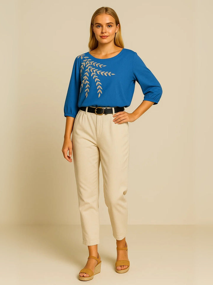 Femme portant Blouse Isaya | Blouse brodée col rond fluide