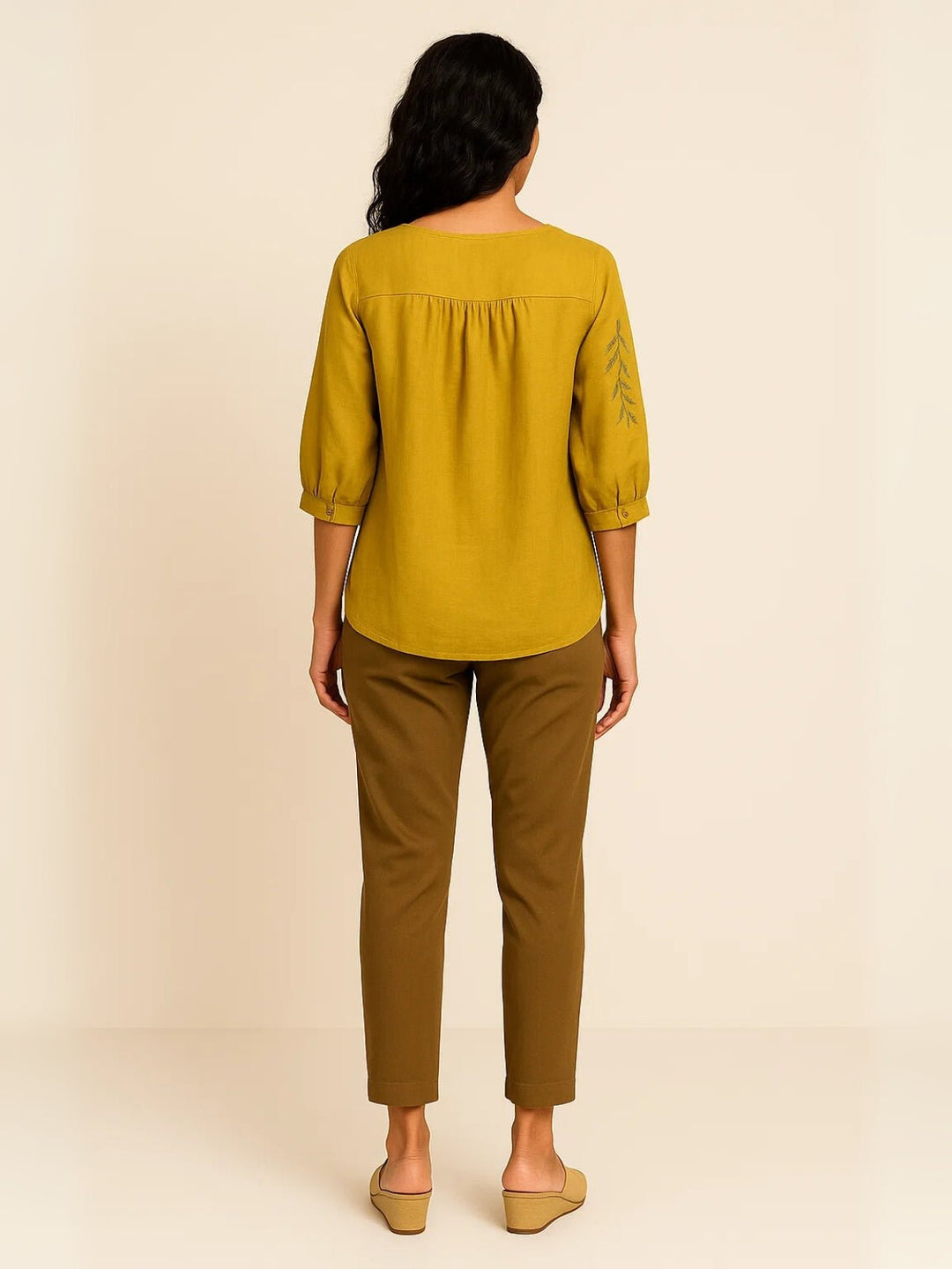 Femme portant Blouse Isaya | Blouse brodée col rond fluide