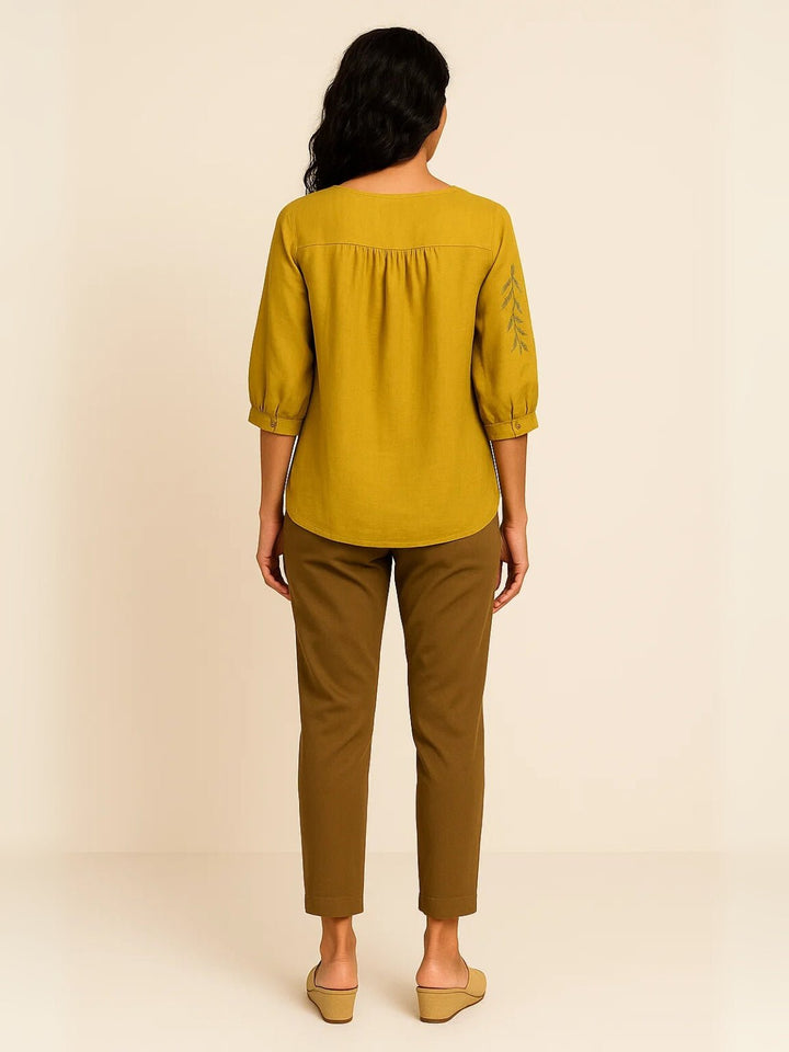 Femme portant Blouse Isaya | Blouse brodée col rond fluide