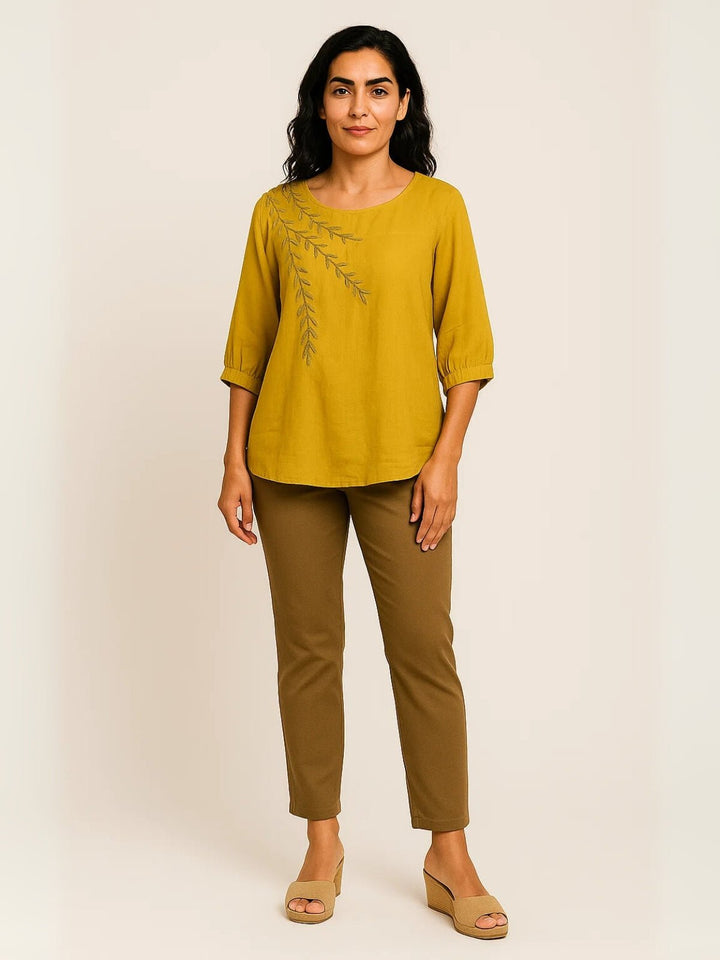 Femme portant Blouse Isaya | Blouse brodée col rond fluide