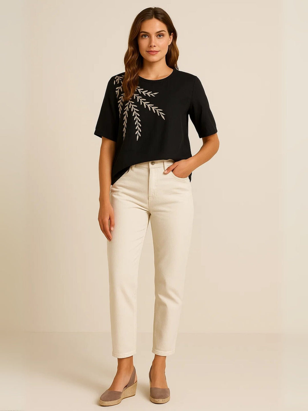 Femme portant Blouse Isaya | Blouse brodée col rond fluide