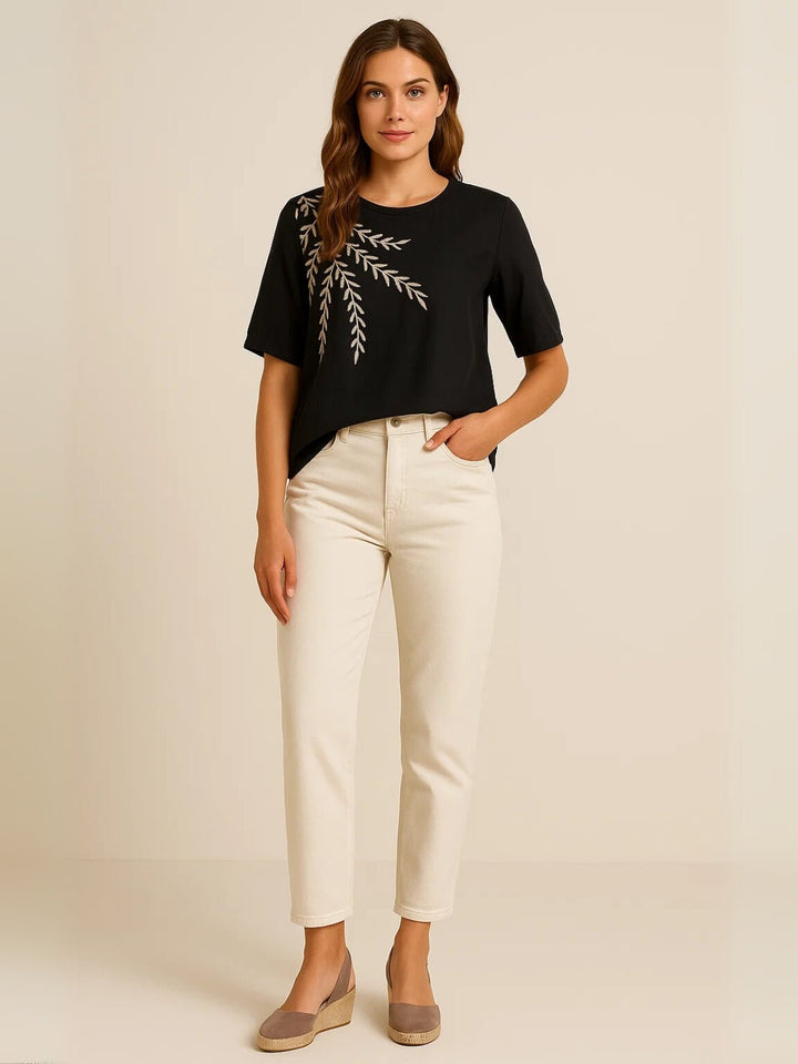 Femme portant Blouse Isaya | Blouse brodée col rond fluide