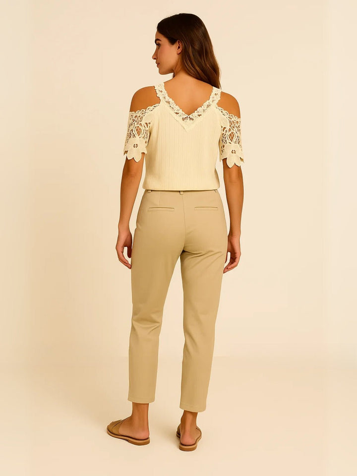 Femme portant Blouse Isméria | Chemisier en dentelle élégante