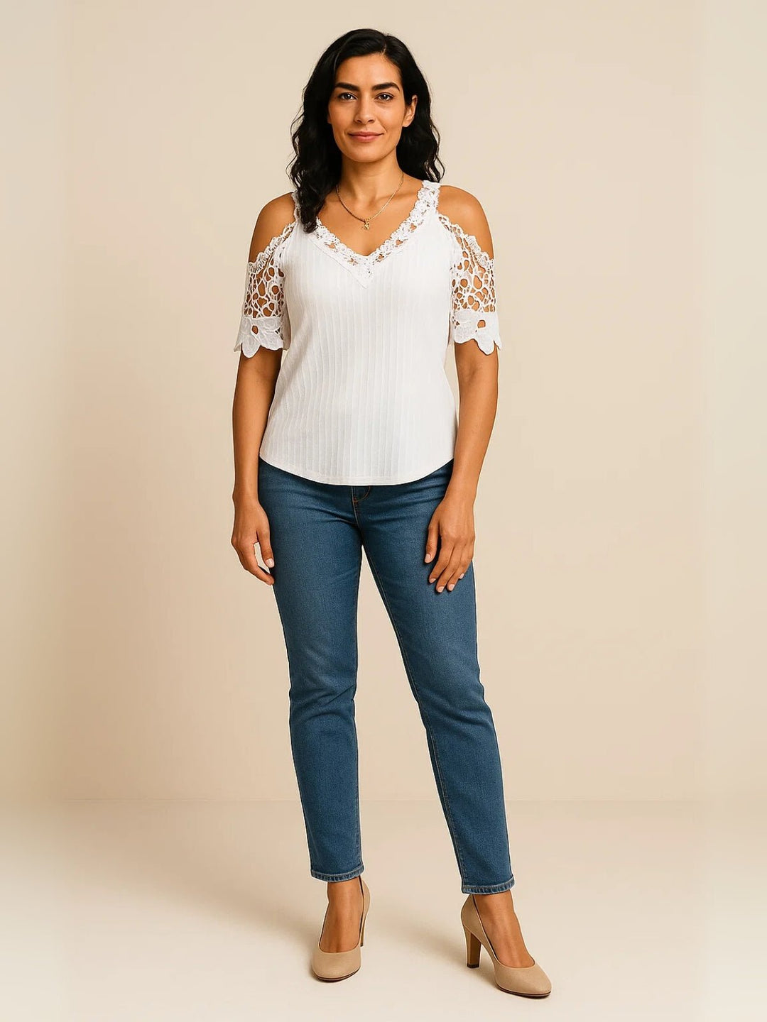 Femme portant Blouse Isméria | Chemisier en dentelle élégante