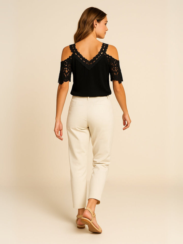 Femme portant Blouse Isméria | Chemisier en dentelle élégante