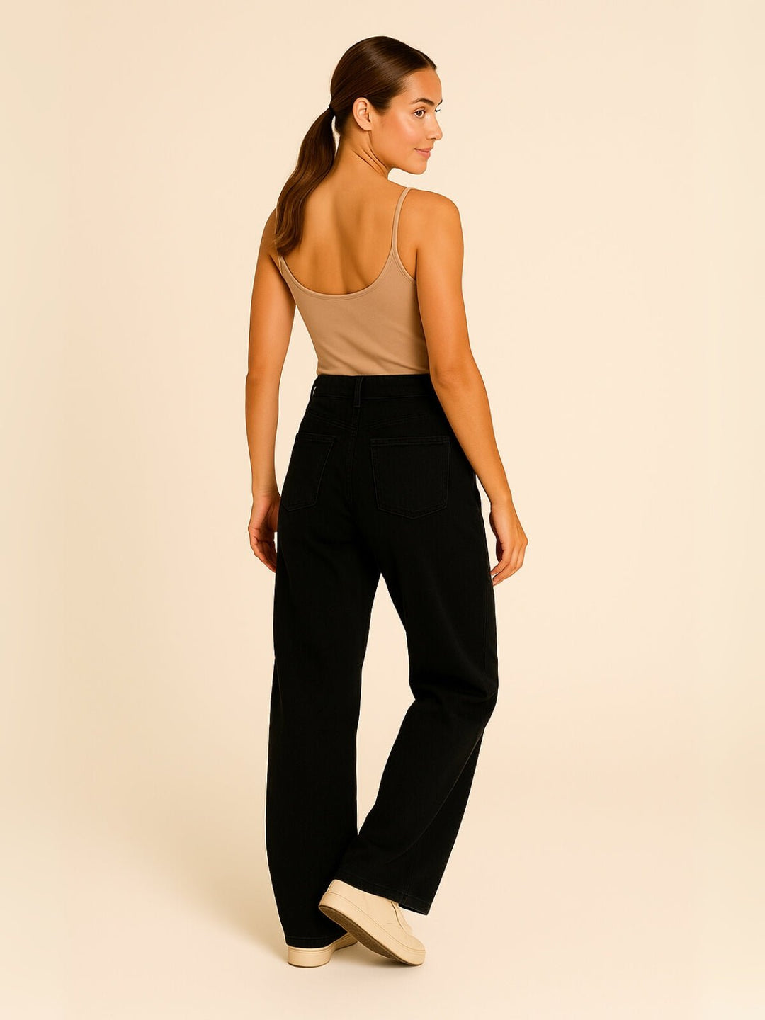 Femme portant Jean taille haute Karelya | Jean large taille haute décontracté