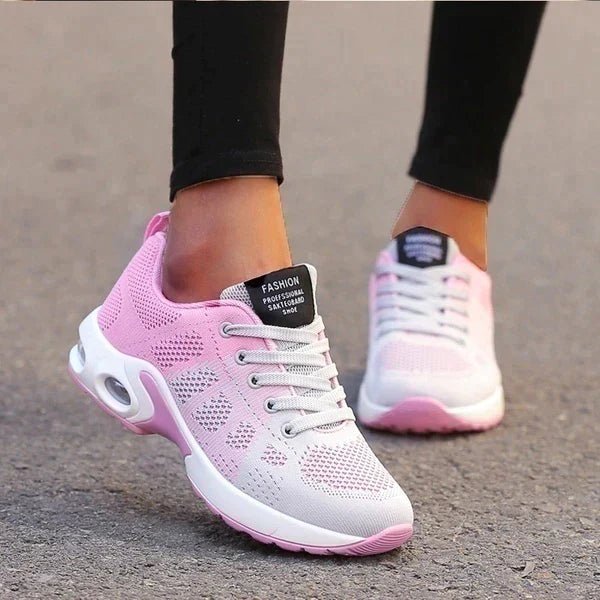Femme portant Sneaker Léa - Sneakers Orthopédiques Confortables pour Femmes