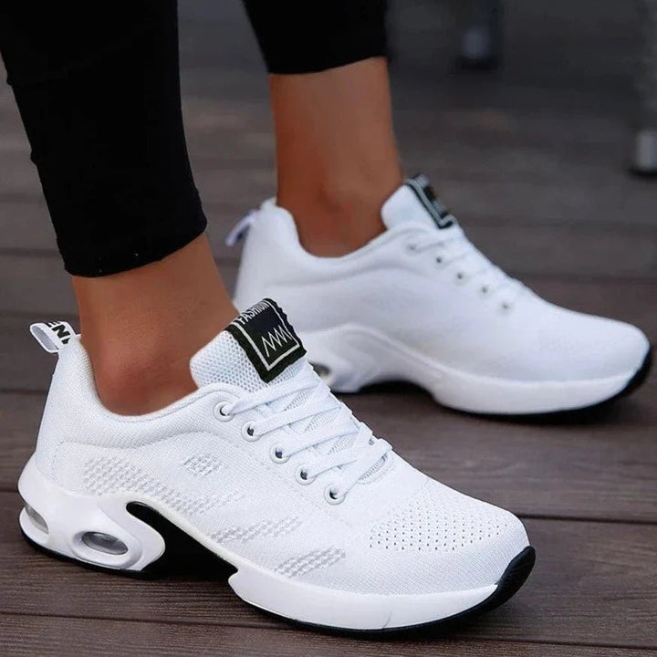 Femme portant Sneaker Léa - Sneakers Orthopédiques Confortables pour Femmes