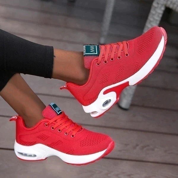 Femme portant Sneaker Léa - Sneakers Orthopédiques Confortables pour Femmes