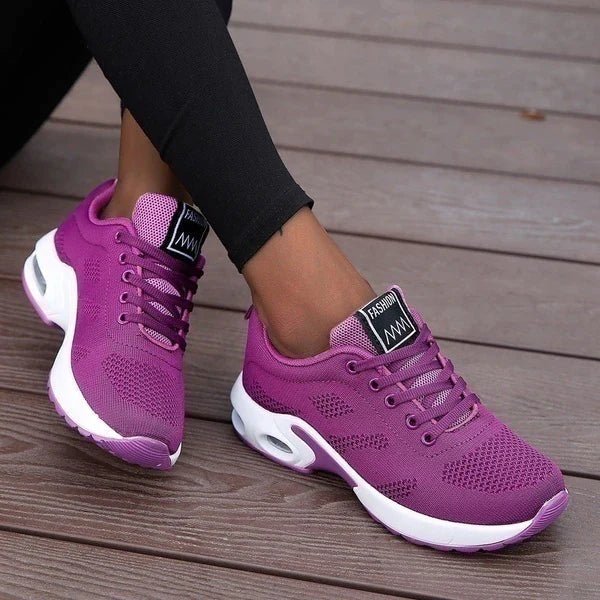 Femme portant Sneaker Léa - Sneakers Orthopédiques Confortables pour Femmes