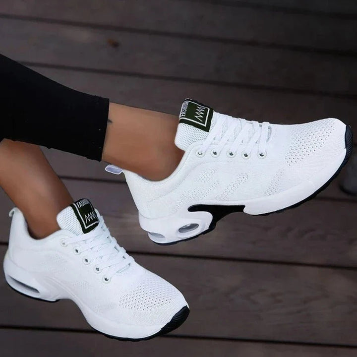 Femme portant Sneaker Léa - Sneakers Orthopédiques Confortables pour Femmes