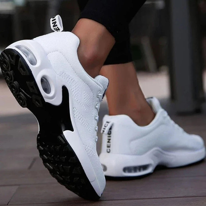 Femme portant Sneaker Léa - Sneakers Orthopédiques Confortables pour Femmes