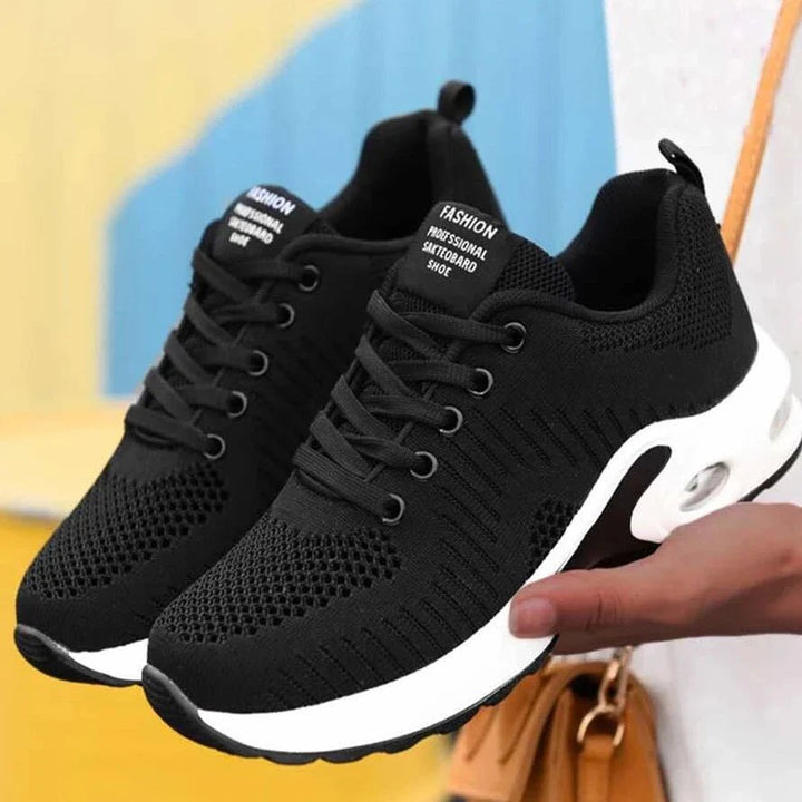 Femme portant Sneaker Léa - Sneakers Orthopédiques Confortables pour Femmes