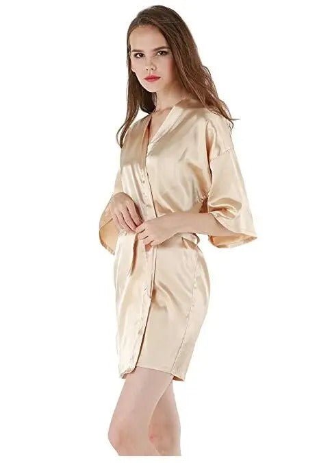 Femme portant Robe de Nuit Léonie - Robe de Nuit Satinée Élégante