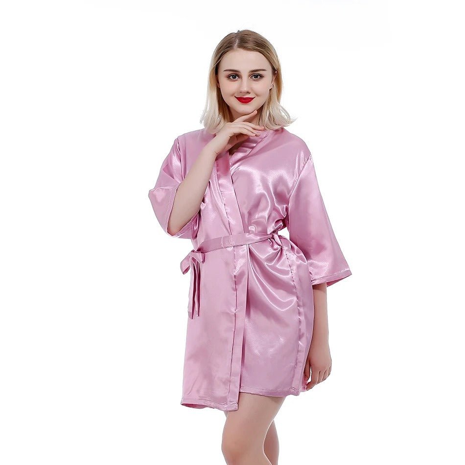 Femme portant Robe de Nuit Léonie - Robe de Nuit Satinée Élégante
