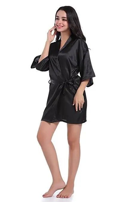 Femme portant Robe de Nuit Léonie - Robe de Nuit Satinée Élégante