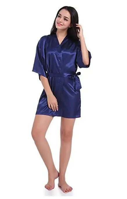 Femme portant Robe de Nuit Léonie - Robe de Nuit Satinée Élégante