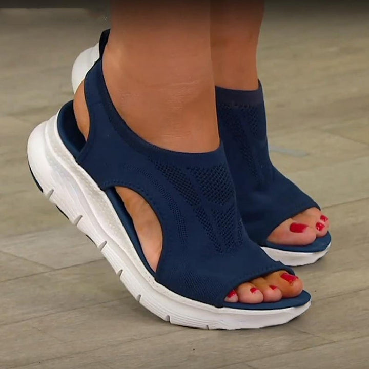 Femme portant Sandales Leonie | Sandales confortables pour femmes