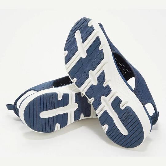 Femme portant Sandales Leonie | Sandales confortables pour femmes