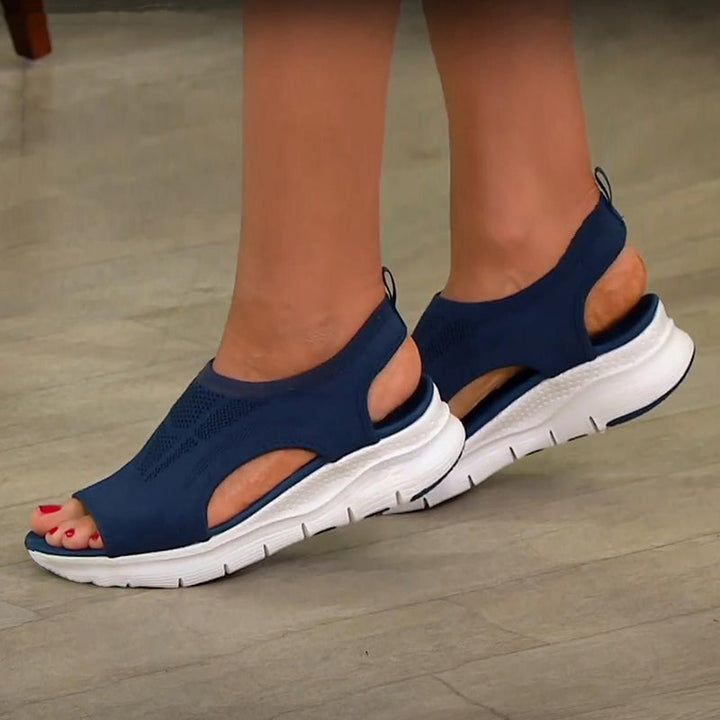 Femme portant Sandales Leonie | Sandales confortables pour femmes